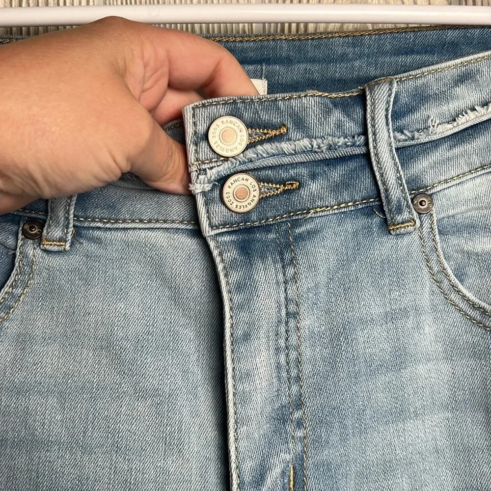 Women’s KanCan High Rise Ripped Capri Light Wash Size 29